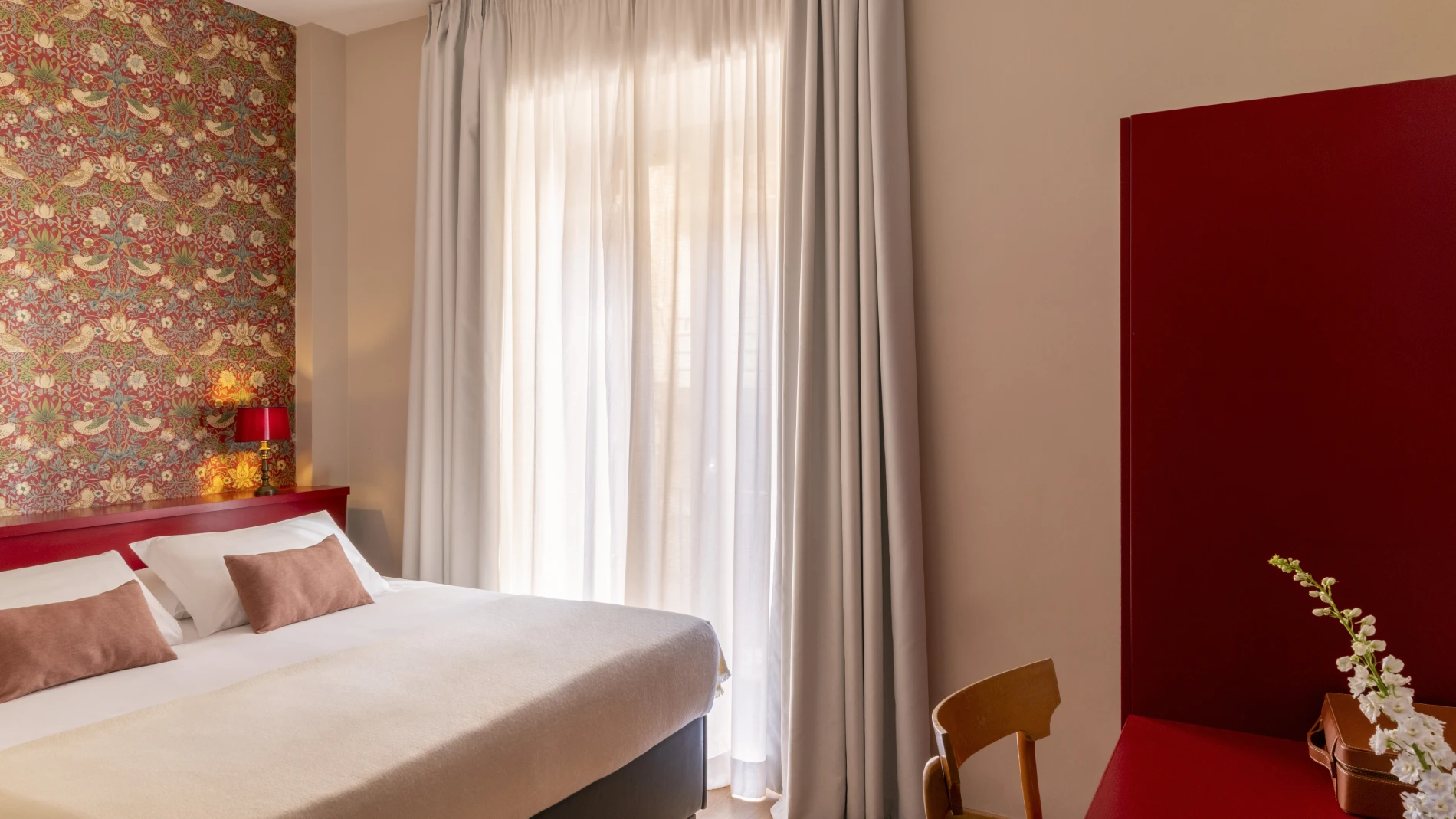 Bright small room with double bed, large curtain and contemporary design, in the lively Monti district in Rome - Monti First, BZAR hotels in Rome