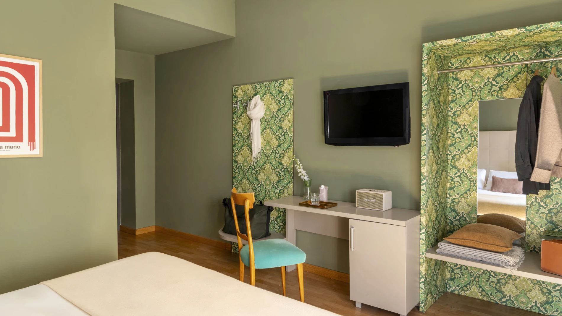 Standard room featuring work area, mirror and decorative details, cozy atmosphere in the heart of Monti district Rome - Monti First, BZAR hotels in Rome